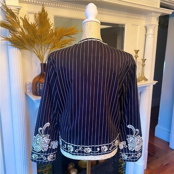 OSCAR DE LA RENTA Navy/Black & White Pinstriped Embroidered Floral Jacket Size 6 - Picture 10 of 15